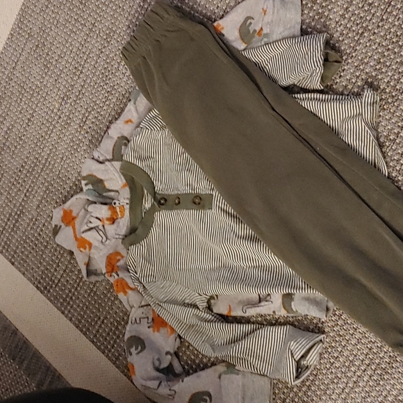 Carter's 5T Dinosaur set - Picture 1 of 3